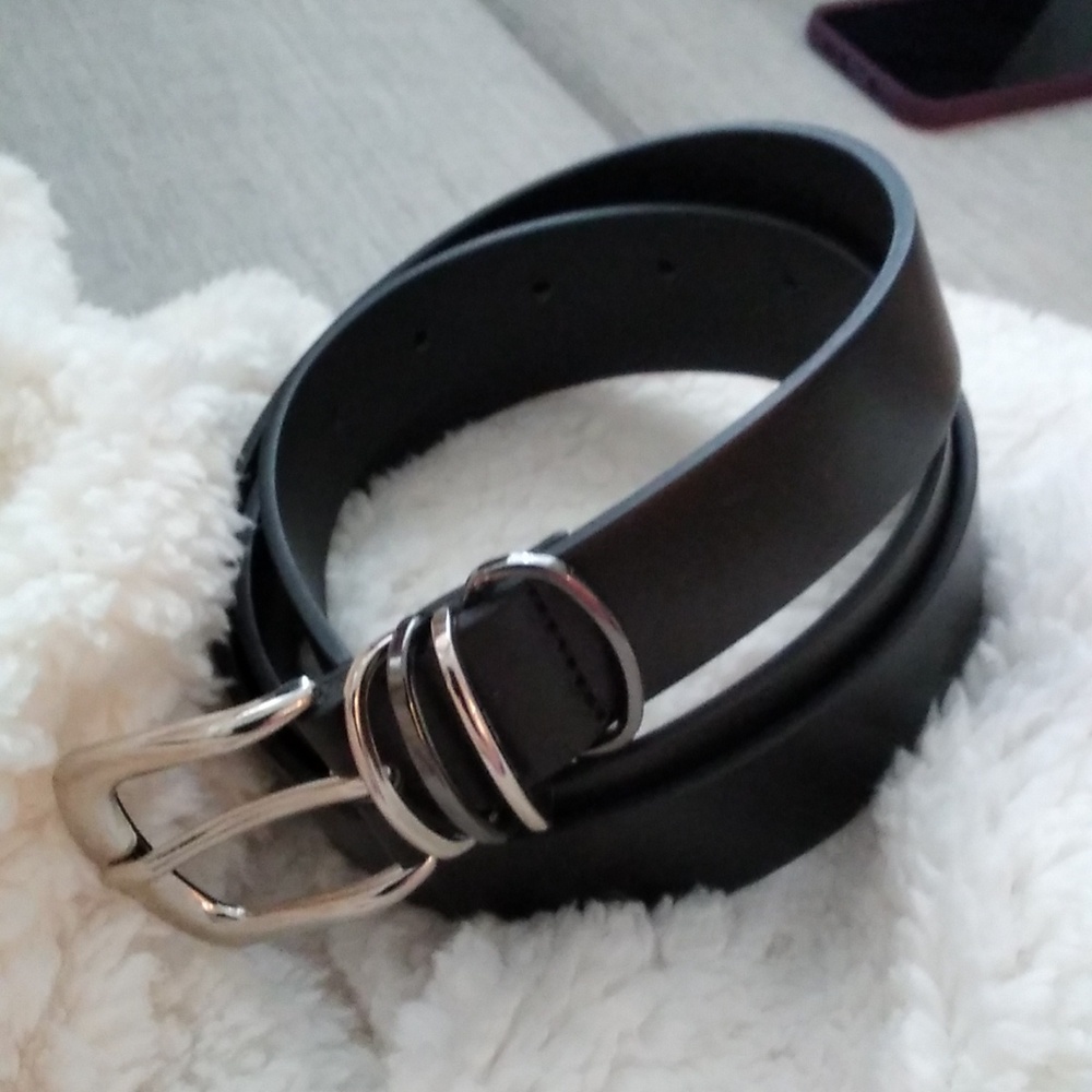 Women's black bonded leather belt. In new never used condition.
